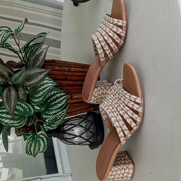 Universal Thread Shoes - Picture 2 of 5